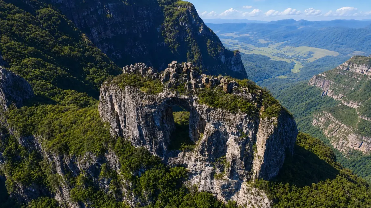 Pedra Furada vista do alto do Morro da Igreja